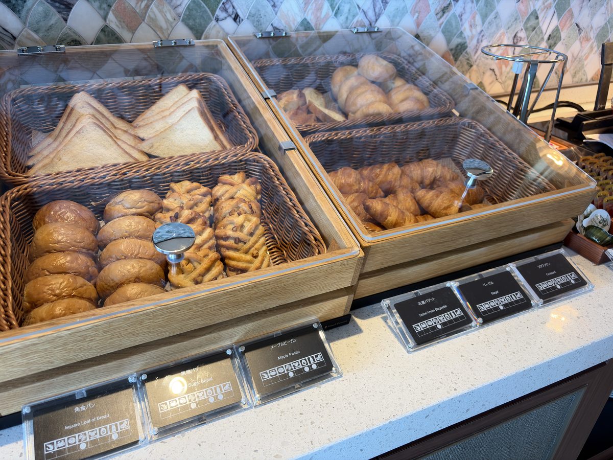 ラウンジ朝食のパンコーナー
