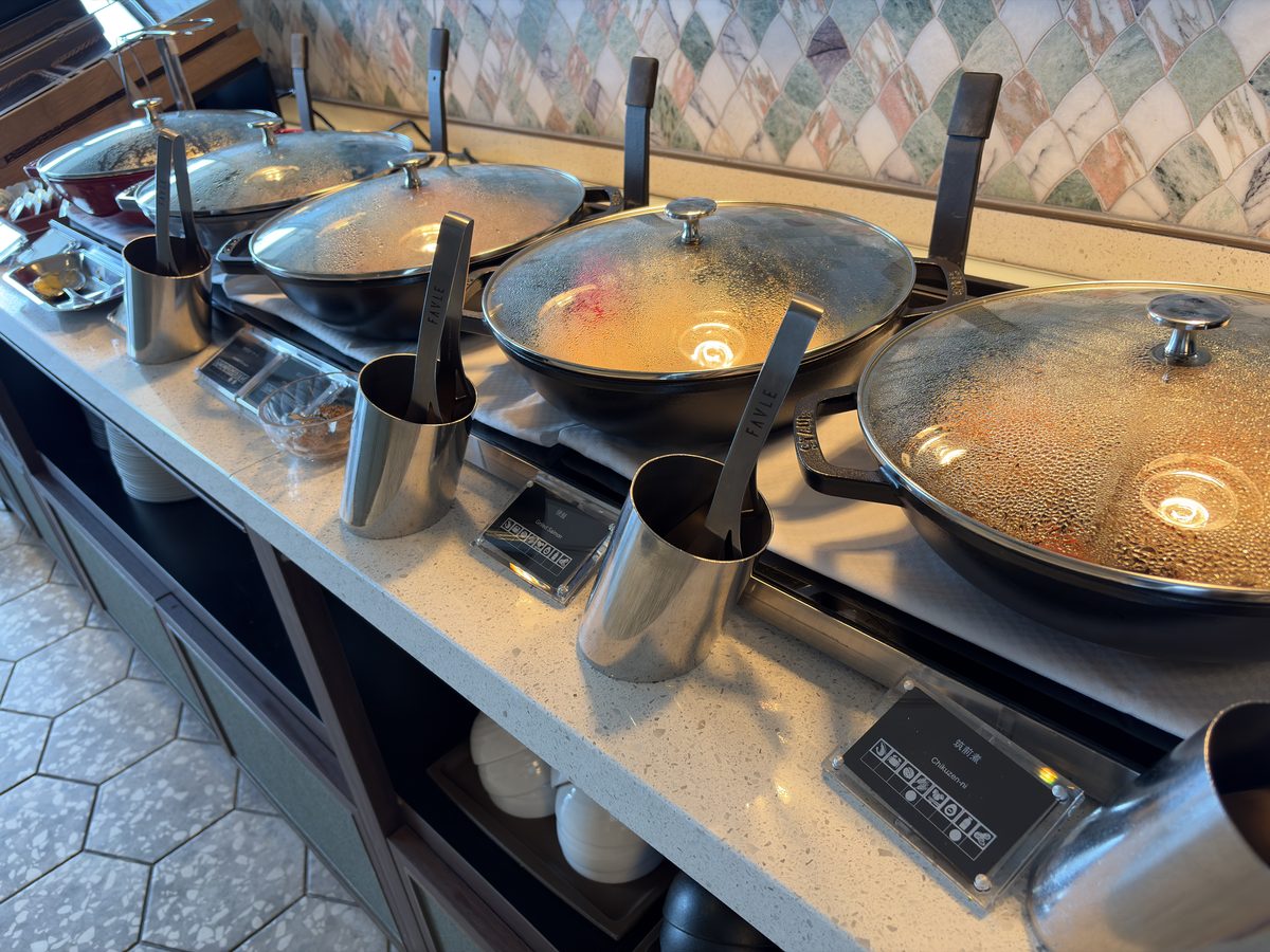 ラウンジ朝食の温かい料理コーナー