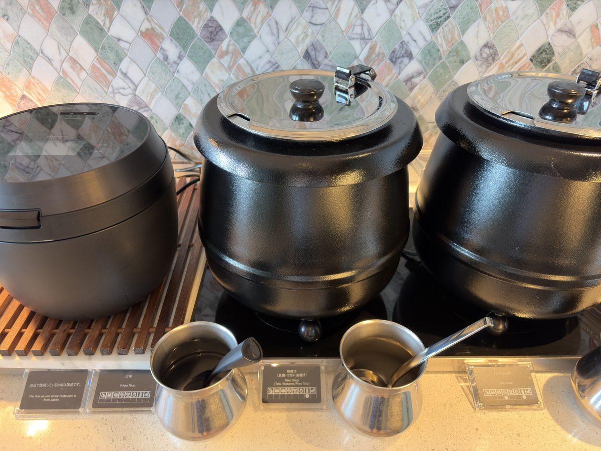 ラウンジ朝食の白米・味噌汁コーナー