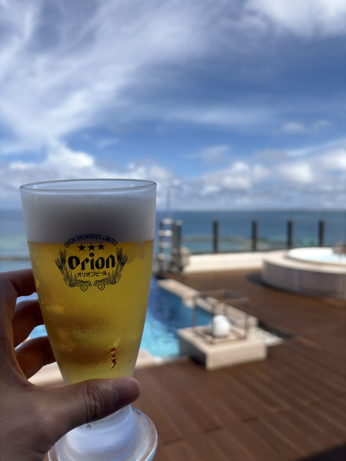 14Fプールサイドで飲むオリオンビール