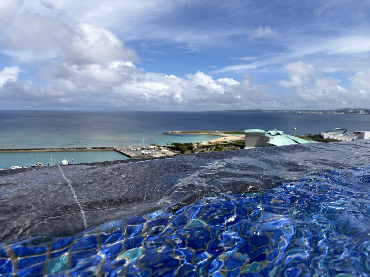 14Fプール水面越しの海