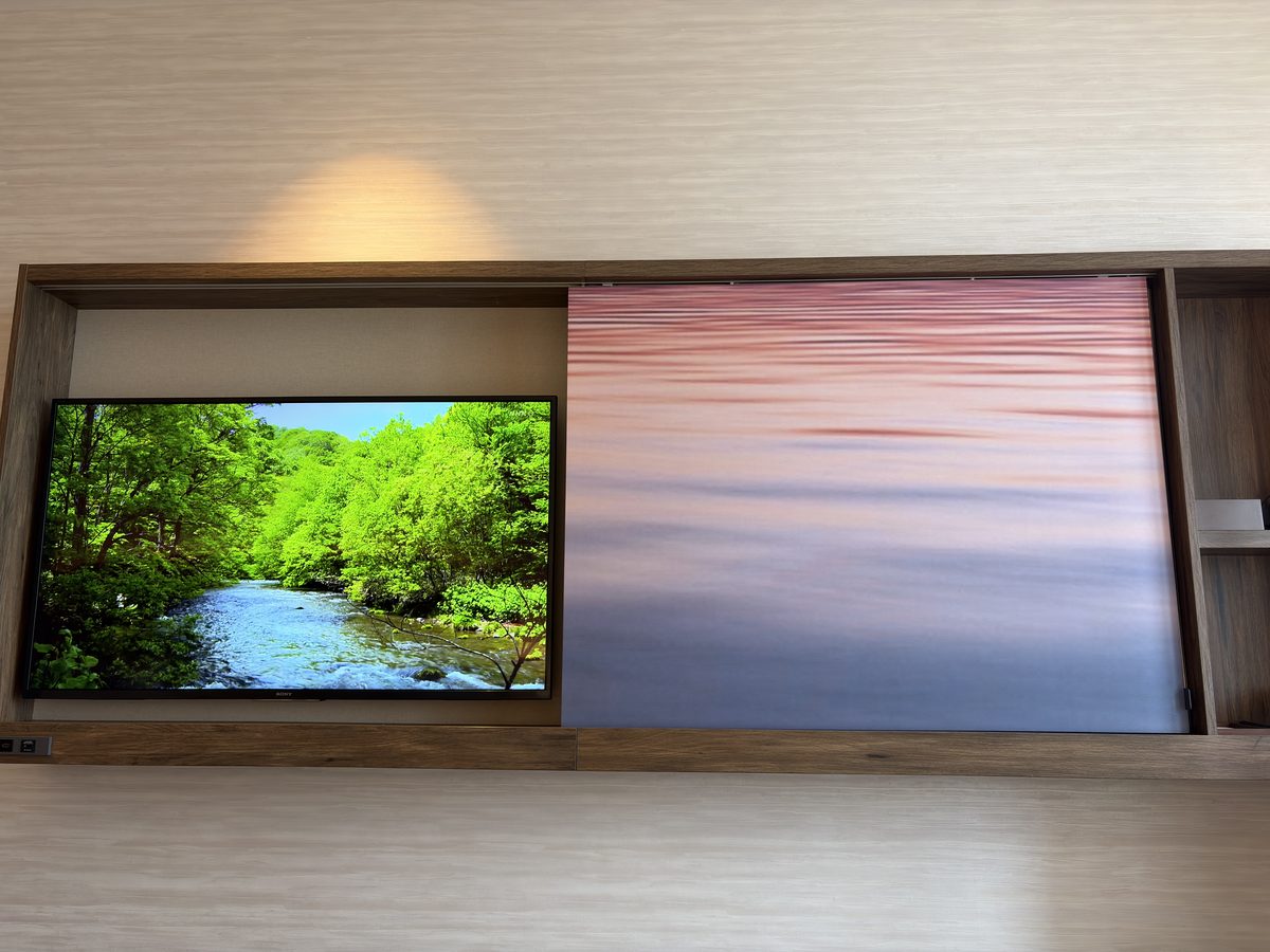テレビとスライド式壁面アート