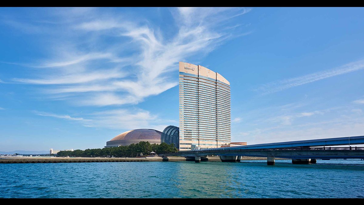 ヒルトン福岡シーホークの外観と博多湾